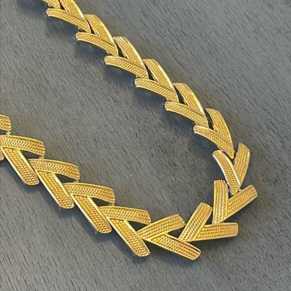 Vintage Chevron Link Necklace Gold Tone Grandmacore Timeless Textured Rare Retro - Picture 3 of 5